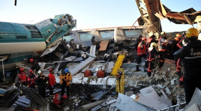 İki tren çarpıştı çok sayıda ölü ve yaralı var