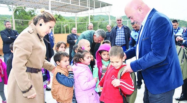 Karaisalı Belediyesi’nden öğrencilere çanta desteği