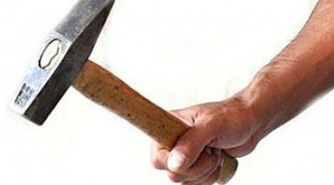 Karısını çekiçle öldürdü