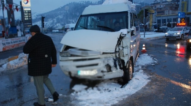Okul servisi ile minibüs çarpıştı