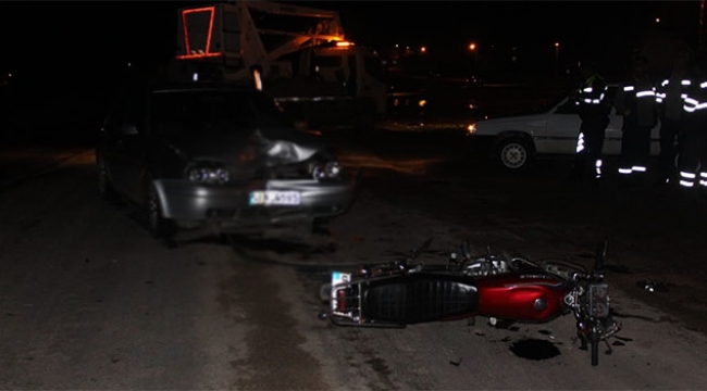 Otomobil ile motosiklet kafa kafaya çarpıştı