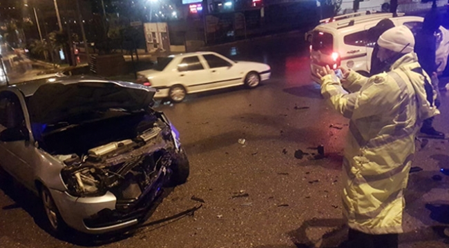 Otomobiller kafa kafaya çarpıştı