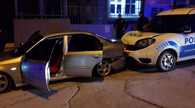 Polisten kaçarken polis otosuna çarptılar