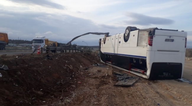 Servis otobüsü kaza yaptı! Çok sayıda yaralı var