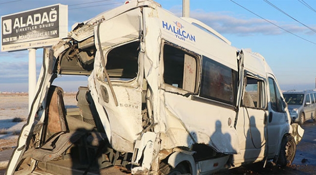 Servis otobüsü ve minibüsü çarpıştı