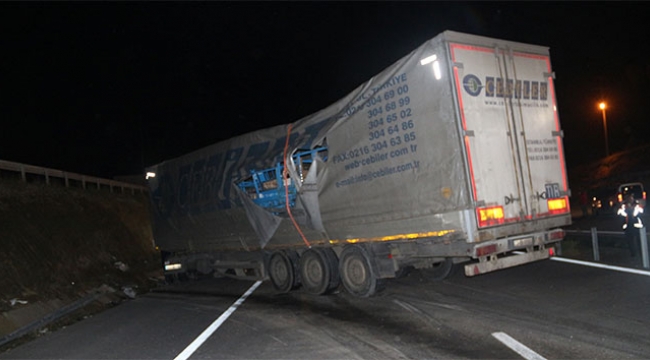 Tır karşı şeride girdi yolu trafiğe kapattı