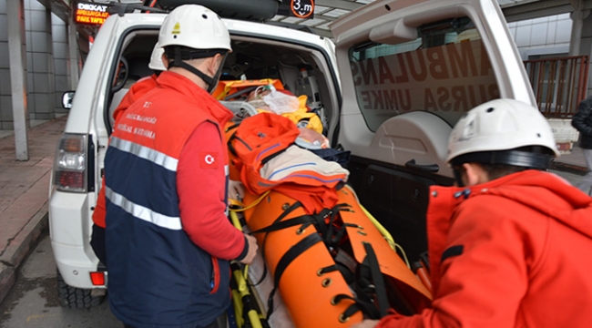 Yaşlı adam ormanlık alanda donmaktan son anda kurtarıldı