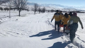 112 ekibi mahsur hastayı sedyeyle 2 kilometre taşıdı