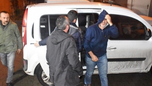 2 yaşındaki kızını rehin aldı