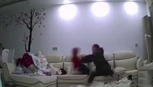 Acımasız bakıcı kameralara yakalandı