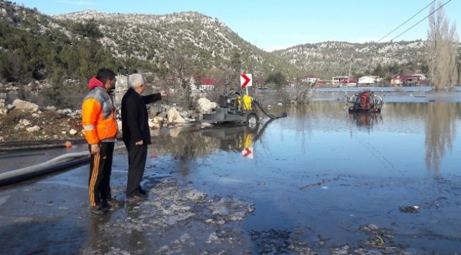 Adana'da 200 ev sular altında kaldı
