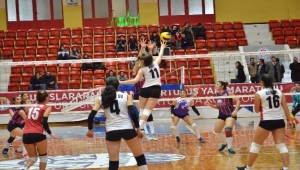 Adana'da Okullararası Genç Kızlar Voleybol Müsabakaları tamamlandı