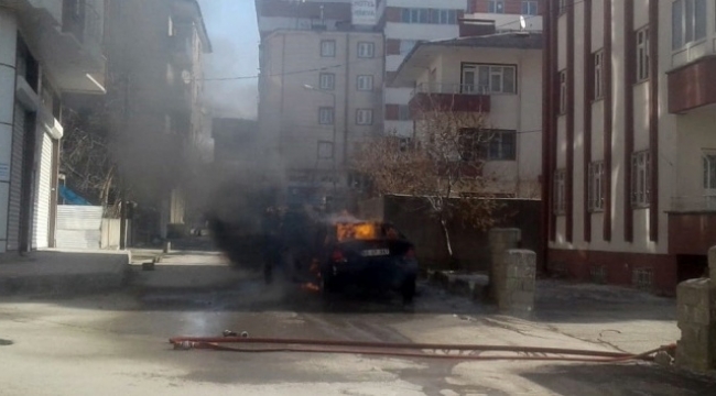 Alev topuna dönen araçta...