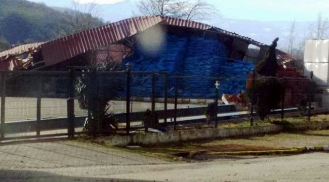 Çatı uçtu, 2 işçi yaralandı