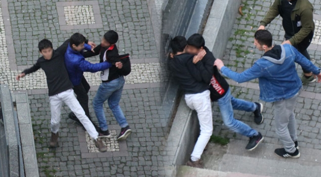 Çocukların kavgasında tekme ve yumruklar havada uçtu