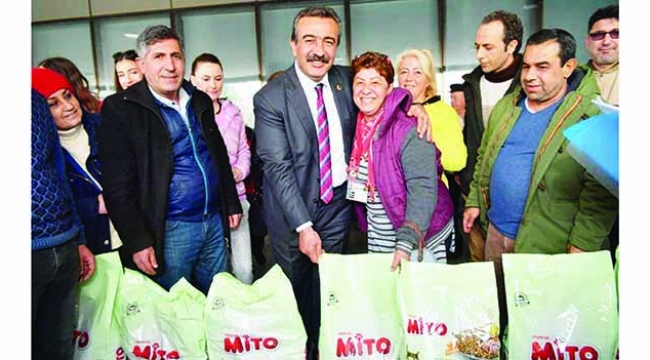 Çukurova Belediyesi'nden kedilere mama
