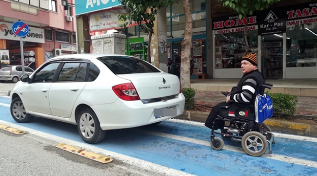 Engelli yolunu kapattı