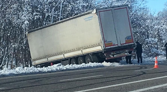 Kayganlaşan yolda tır şarampole girdi
