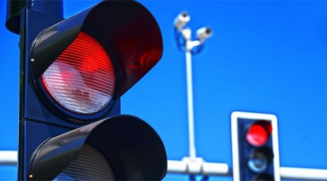 Kırmızı ışıkta geçti dehşet saçtı