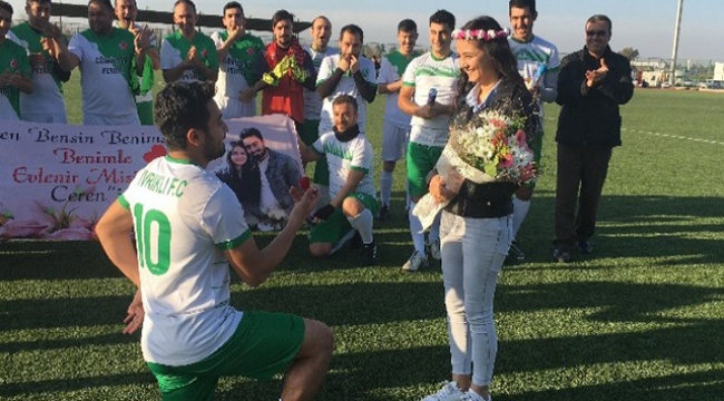 Kız arkadaşına sahada sürpriz evlenme teklifi