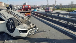 Kuşa çarpan araç takla attı, trafik kitlendi