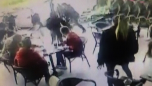 Lüks kafenin ortasında muştalı kavga!
