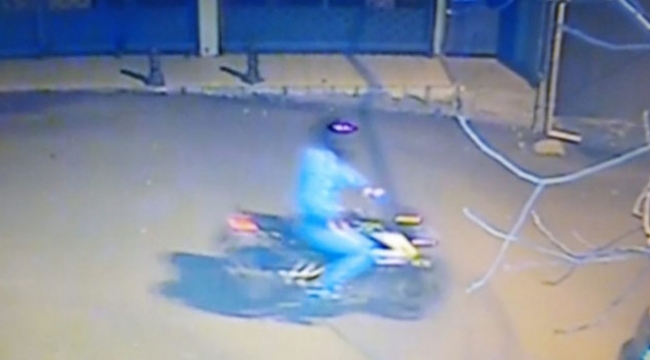 Namaz kılarken motorunu çaldırdı