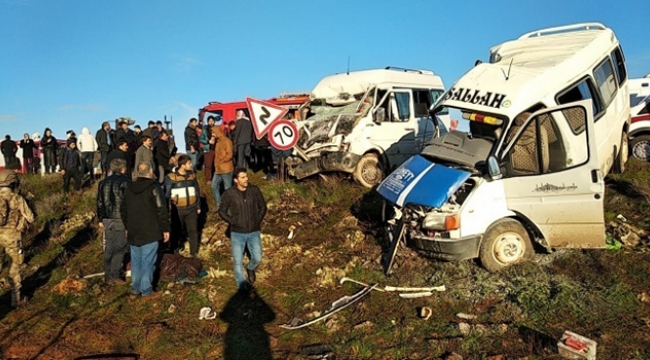 Öğrenci servisi ile işçi servisi çarpıştı:  2 Ölü, 15 yaralı var