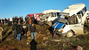 Öğrenci servisi ile işçi servisi çarpıştı:  2 Ölü, 15 yaralı var