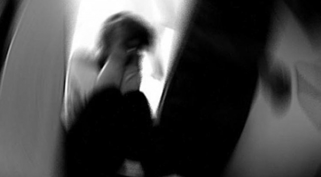 Öz babası yıllarca tecavüz etti