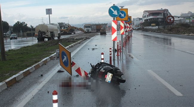Seyir halinde trafik levhasına çarptı