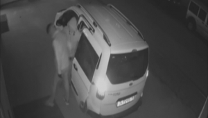 Soyguncuların kafasına turşu bidonu fırlattı