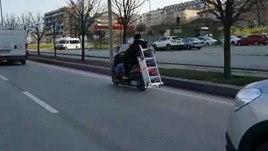 Trafikte motosikletle merdiven taşıdılar