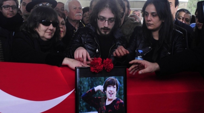 Usta oyuncu Ayşen Gruda son yolculuğuna uğurlandı