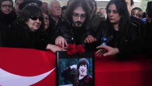 Usta oyuncu Ayşen Gruda son yolculuğuna uğurlandı