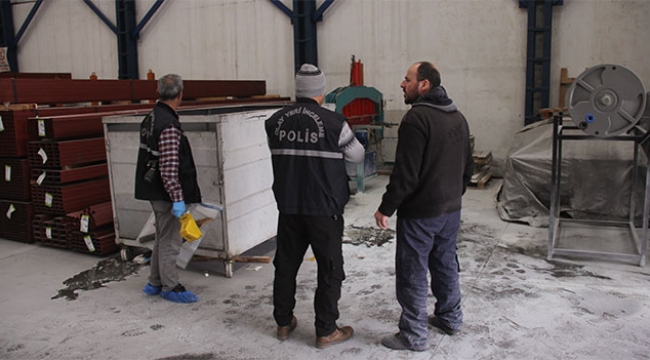 Boşanmak isteyen eşinin işyerini yaktı