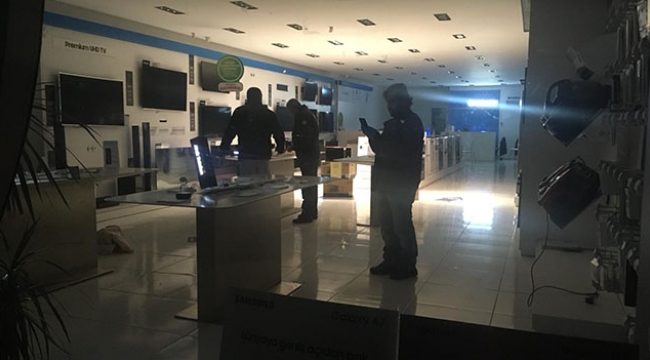 Camlarını kırıp telefonları çaldılar