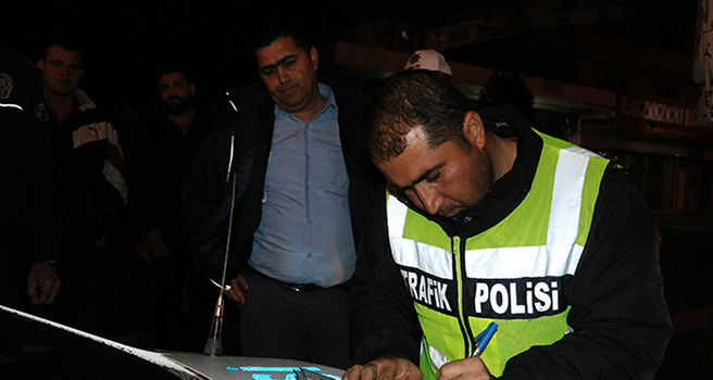 Direksiyon başında akılalmaz sorumsuzluk, seyir halinde okey oynadı