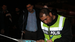 Direksiyon başında akılalmaz sorumsuzluk, seyir halinde okey oynadı