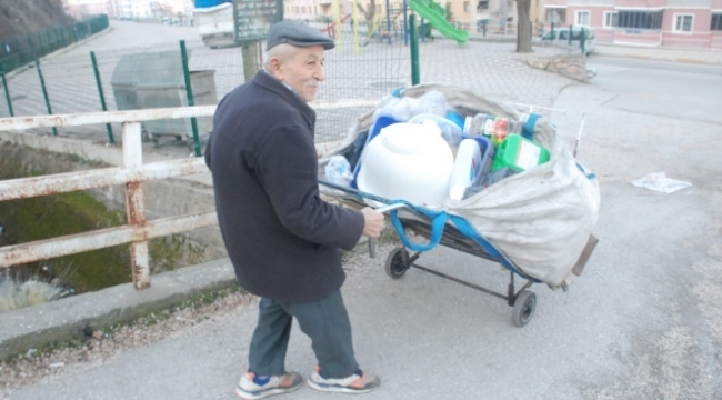 Ekmeğinin peşinde sokak sokak geziyor