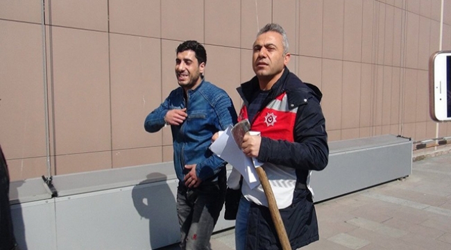 Hapis cezası alınca adliyeyi baltayla bastı