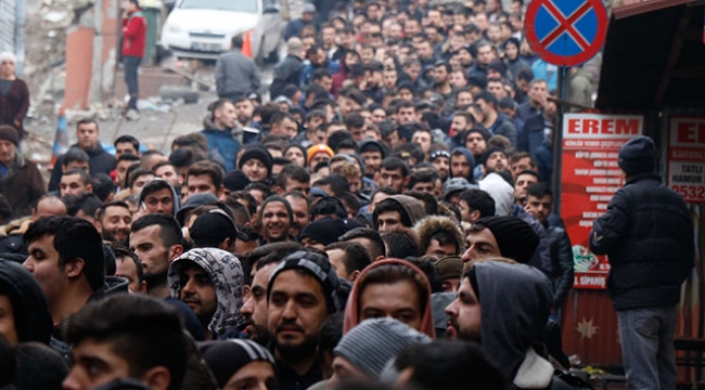 İş sahibi olabilmek için geceden kuyruk oldular