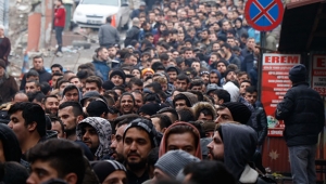 İş sahibi olabilmek için geceden kuyruk oldular
