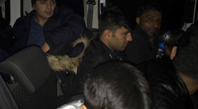 Kamyonet kasasında Avrupa'ya kaçmaya çalıştılar