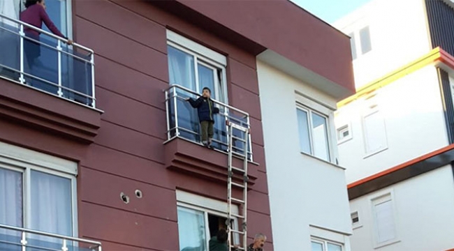 Küçük çocuk balkonda mahsur kaldı