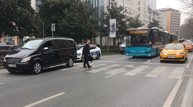 Minibüs yayaya çarptı