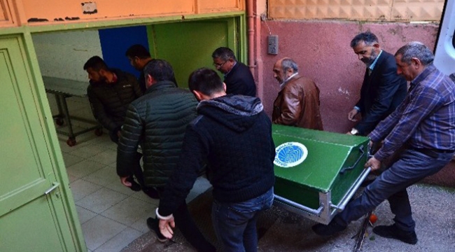 Parke taşıyla öldürüldü
