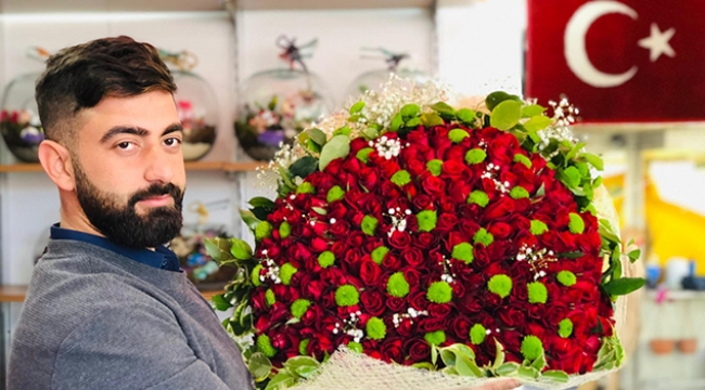 Sevgiliyi bekleyen çiçekler
