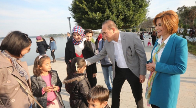 Sözlü çiftinden Menderes Sahil Yolu'nda pazar keyfi