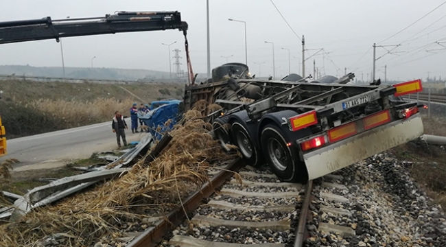 Süt tankeri demir yoluna devrildi: 2 ölü